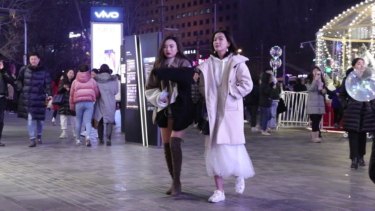 北京三里屯街拍，美女寒冷冬季穿夏裝逛街，這些小姐姐不怕冷嗎