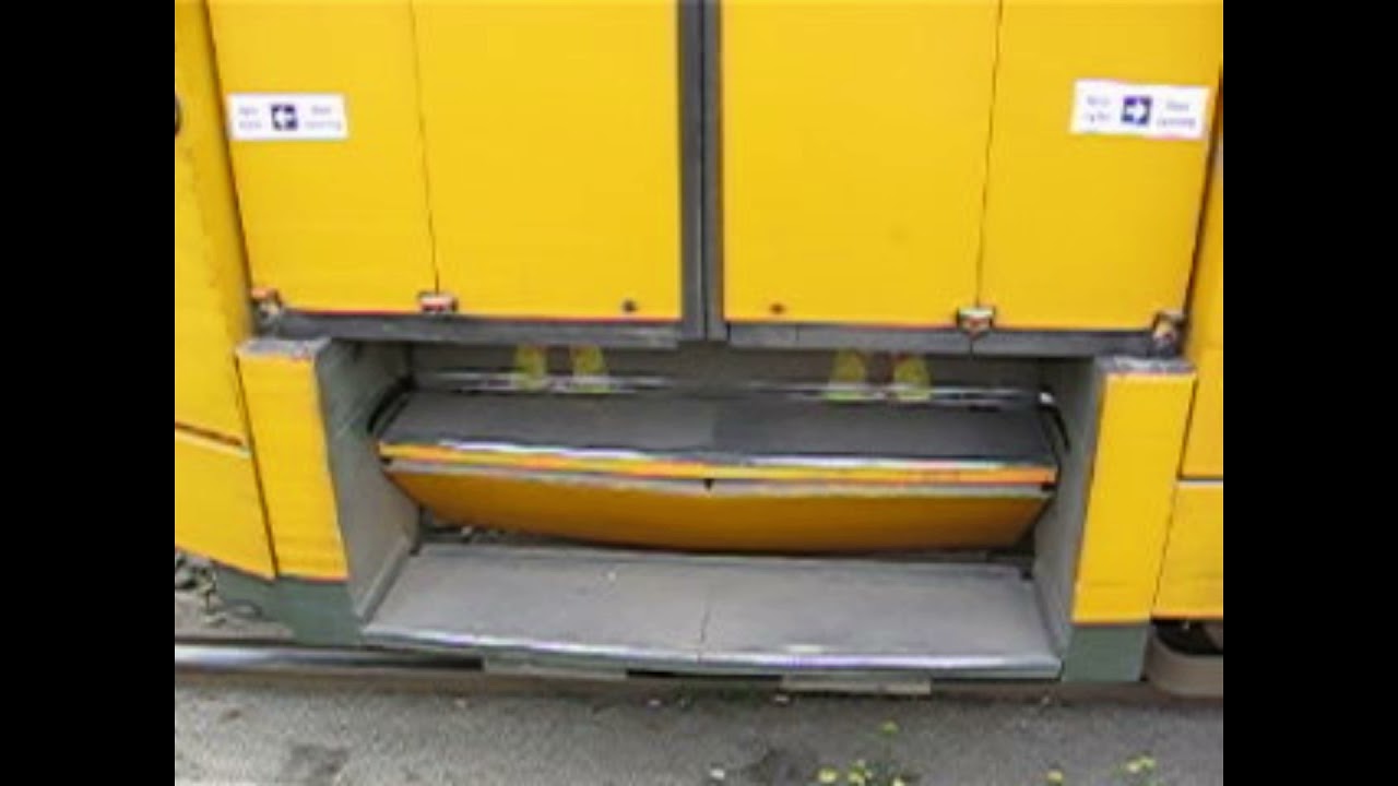 Składana klatka schodowa drzwi pasażerskich w wagonie tramwajowym TW6000
