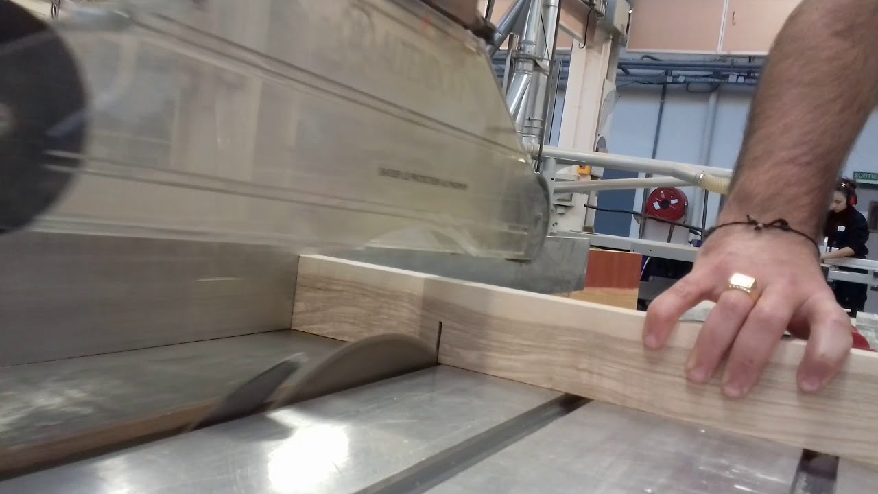 Entailles mi bois à la scie à format