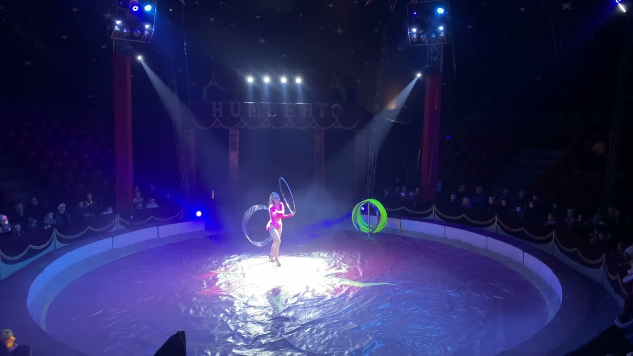 Hula Hoop act Anita 2022/2023 circus Humberto