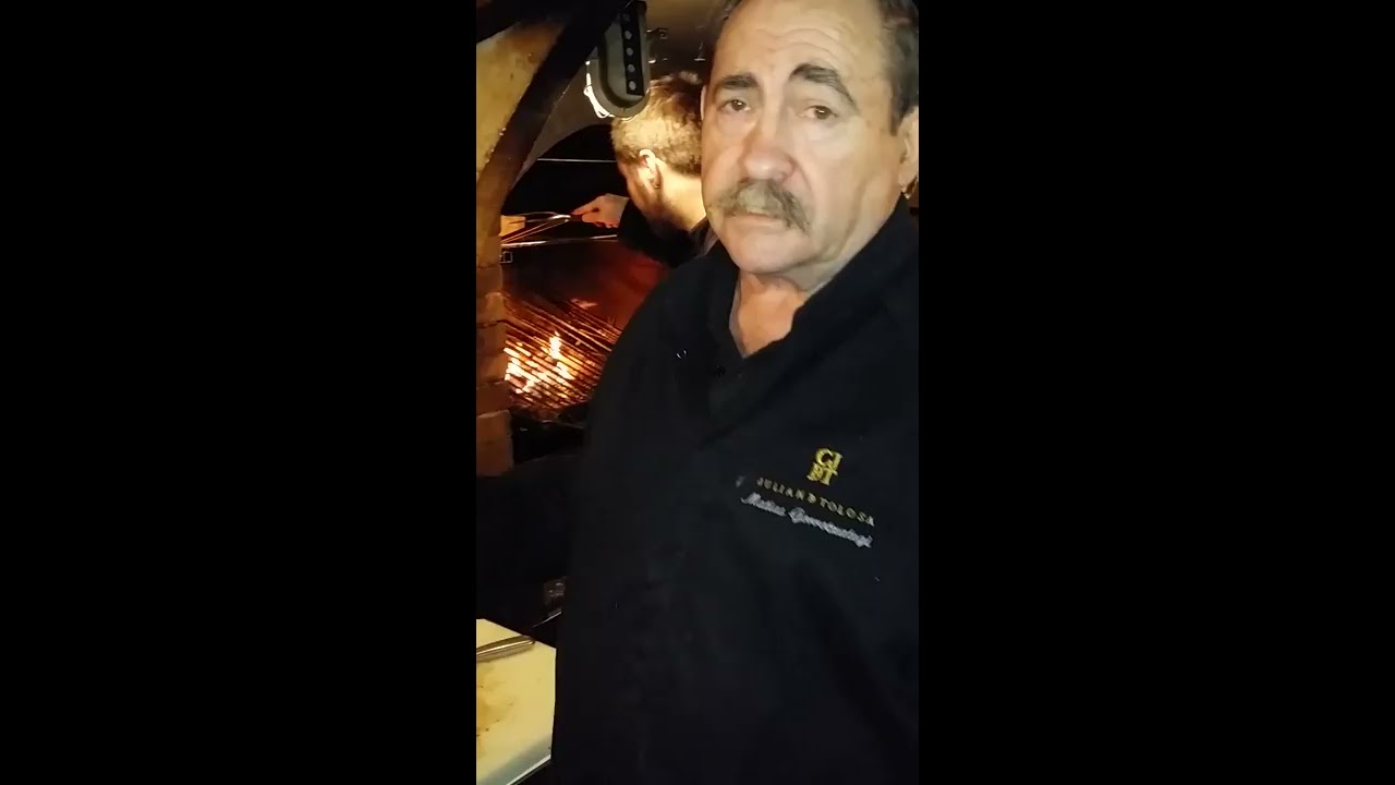 MATIAS EXPLICANDO ASADO DE LOS PIMIENTOS
