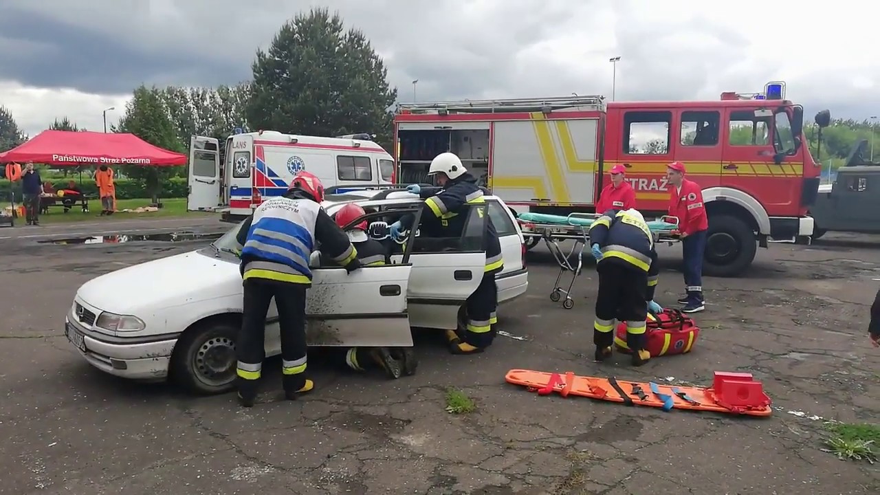 Pokaz cięcia auta podczas pikniku charytatywnego.