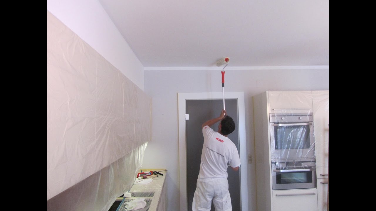 Pitturare le pareti di una cucina.