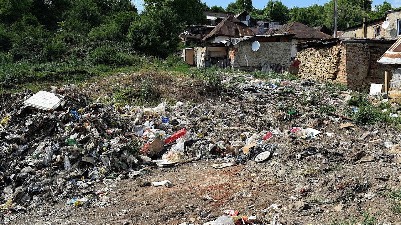 Zo smetiska čistý dvor: Rómovia v Skrabskom po rokoch zrušili skládku!