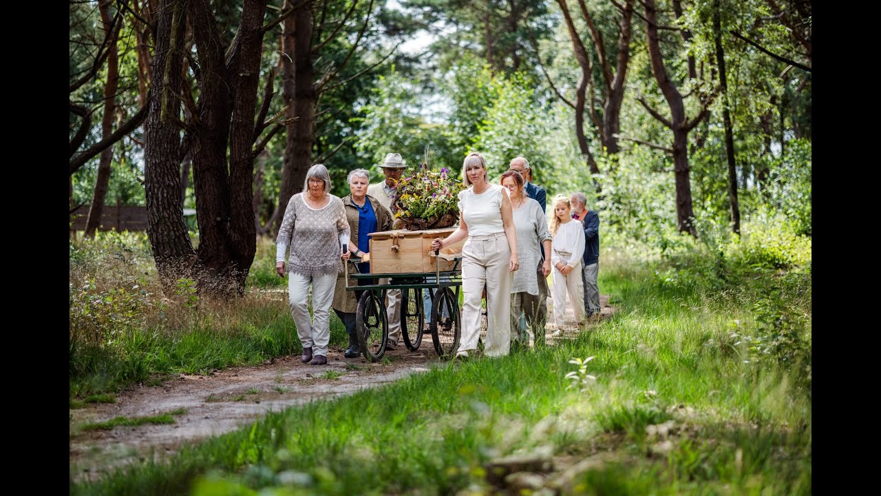 Uitvaart in scène Hoogengraven