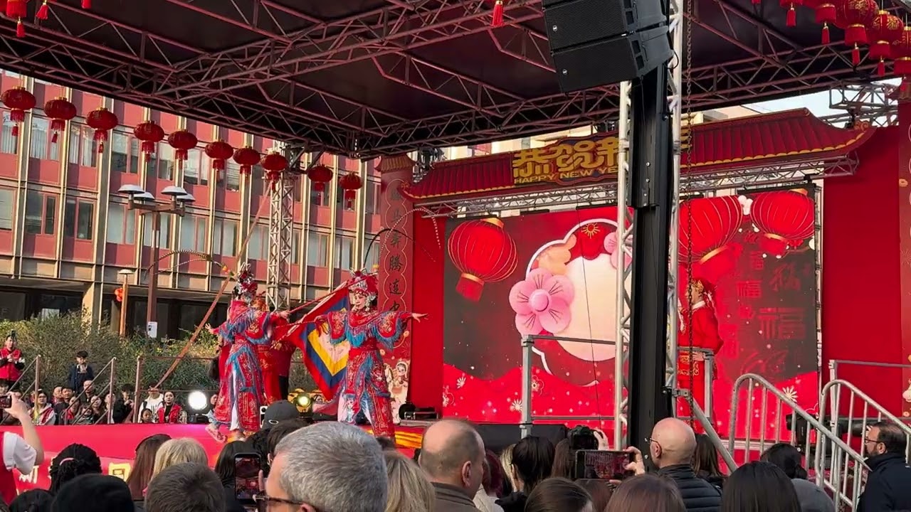 Danza Cinese con Aste e Bandiere a Napoli per il Capodanno | IPHONE 14 PRO | 4K 60P