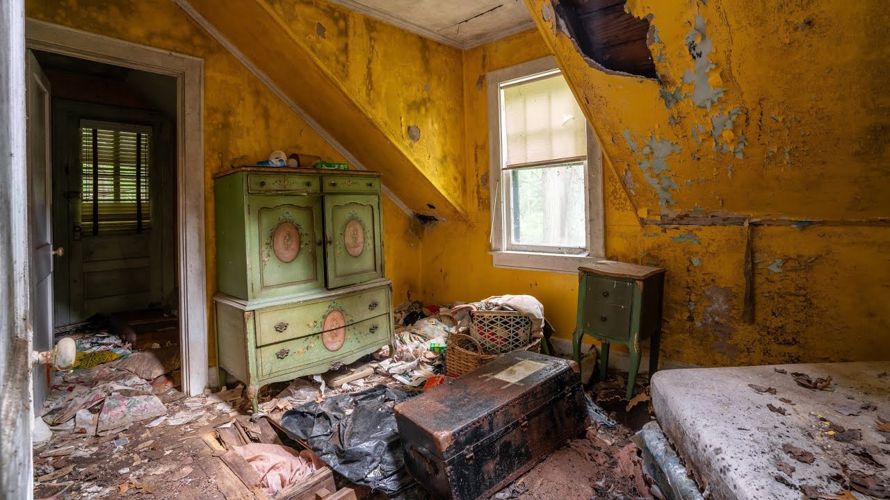 Exploring Abandoned 1970's Family Home - Found Baby Cribs