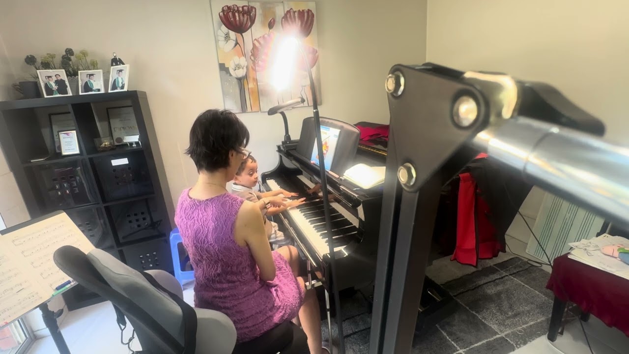 A small shift can make a big difference ✨ Teaching a young student to play from memory 🎹  