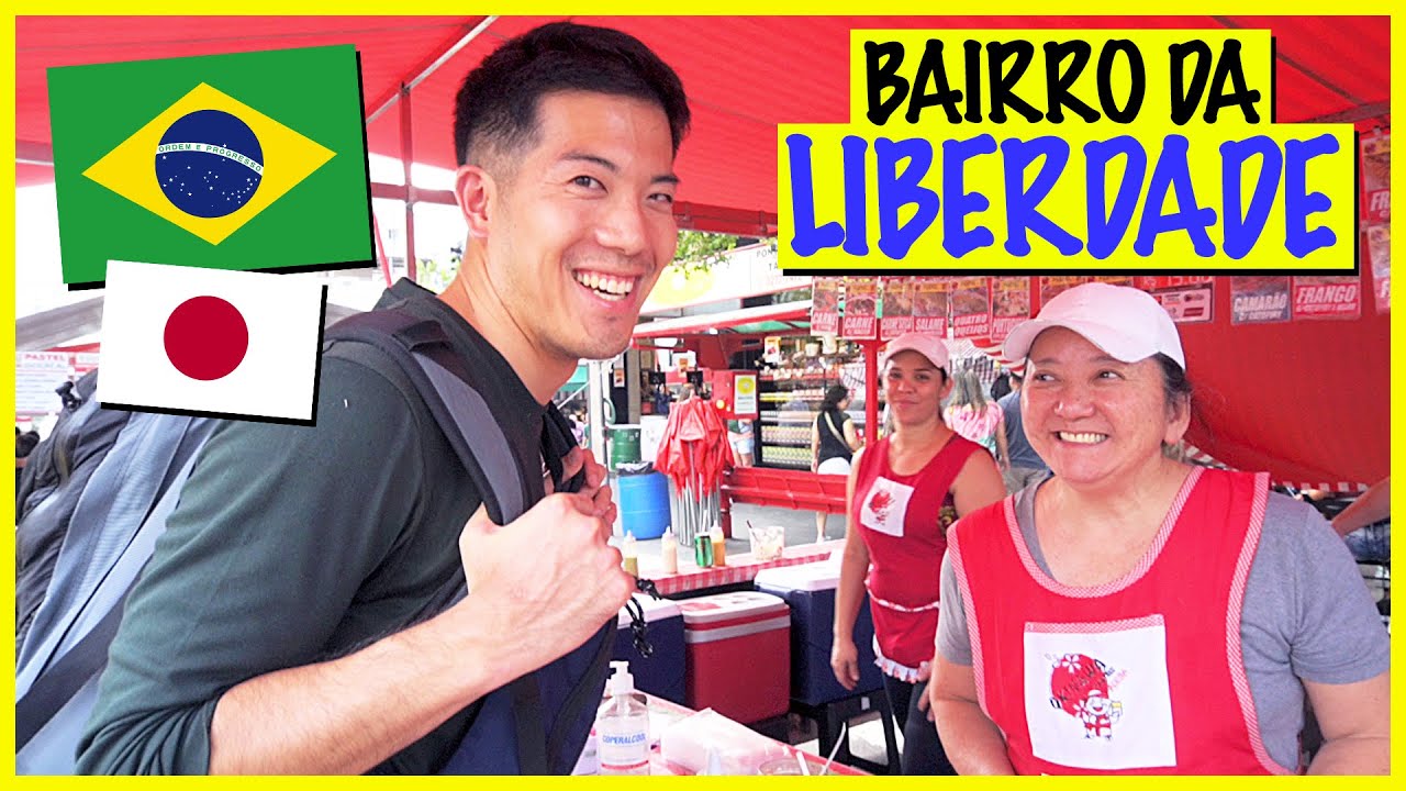 Japonês passeando bairro liberdade.