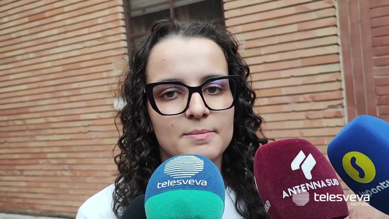 Foto di ragazza modificate con AI e affisse sui muri di Foggia: arrestato 19enne