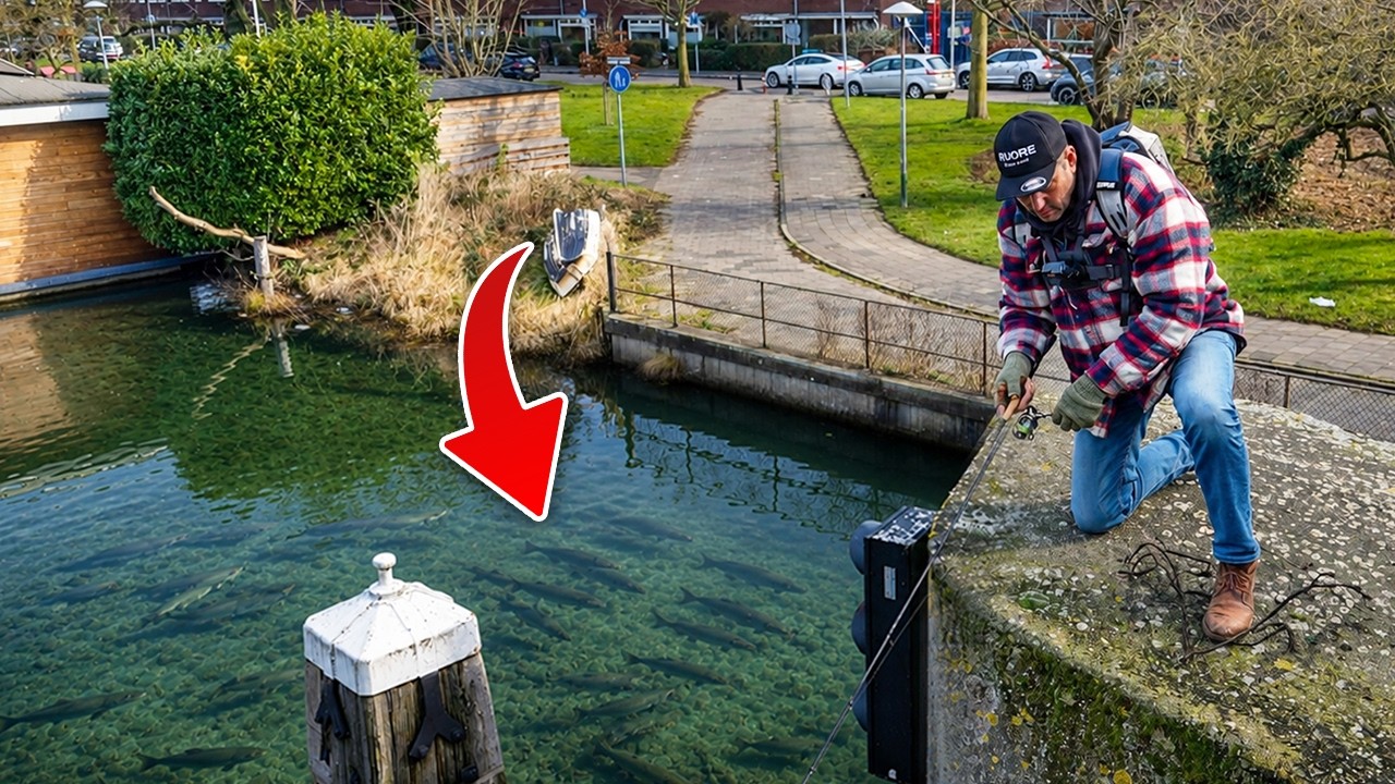 Street fishing in Utrecht in winter Kuore