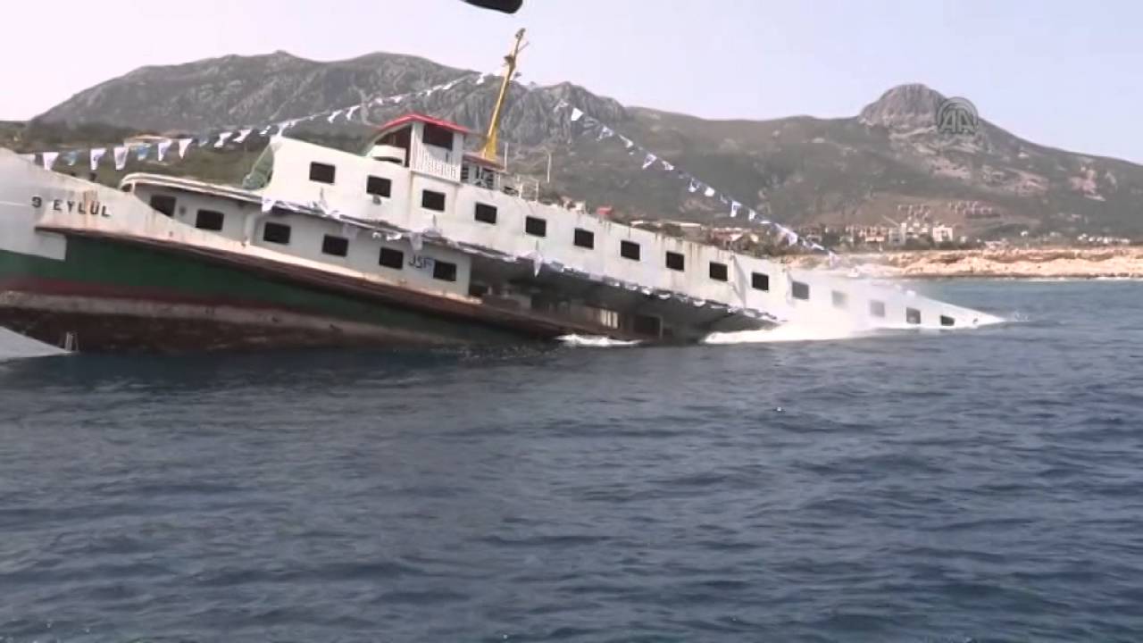 40 yıllık vapur batırıldı