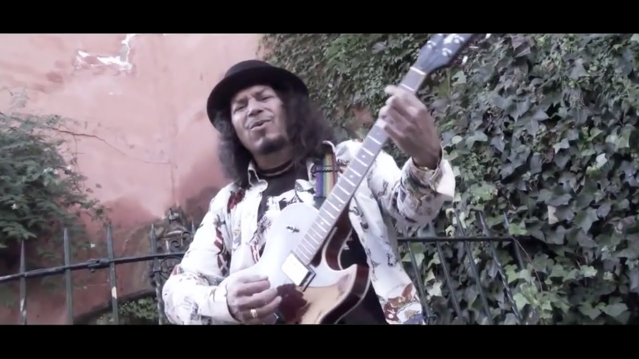 Medio Hombre Medio Guitarra - Raimundo Amador