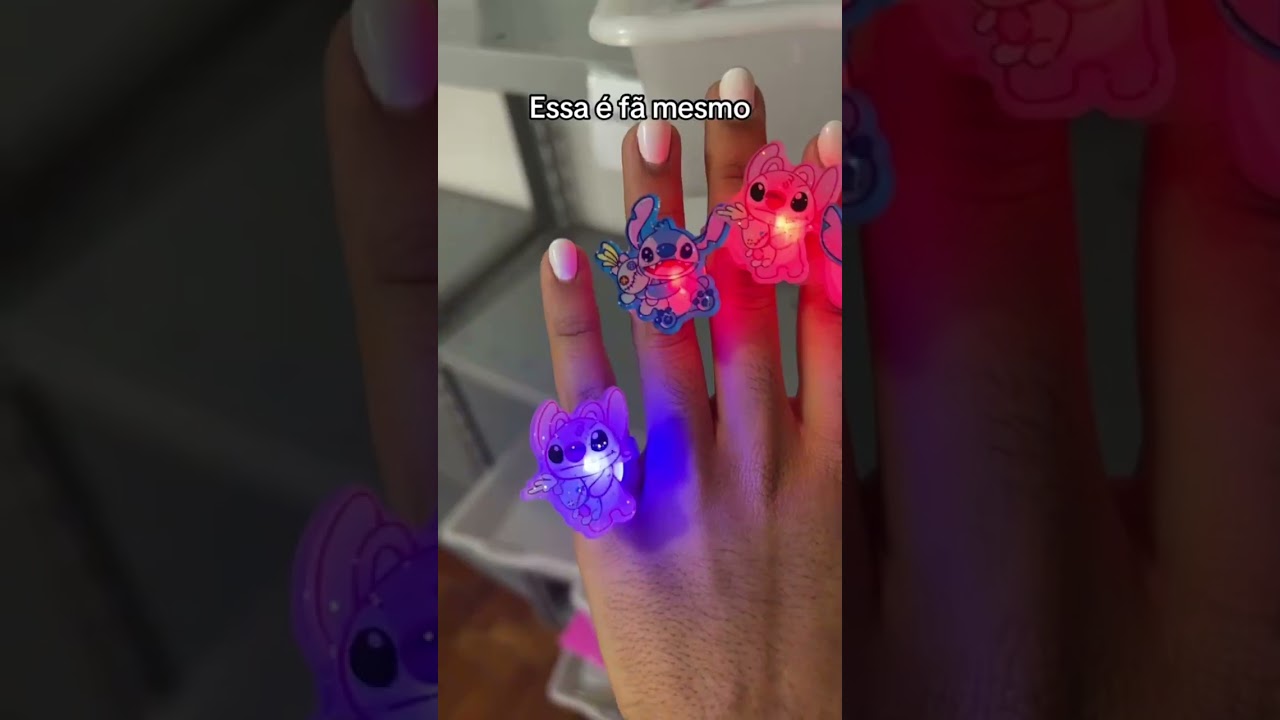 Ela comprou mais de 10 an&eacute;is do STITCH. 💙💖😍