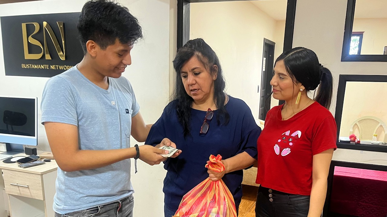 Hija le daba víveres a su mamá a escondidas y así reaccionó su esposo 😱