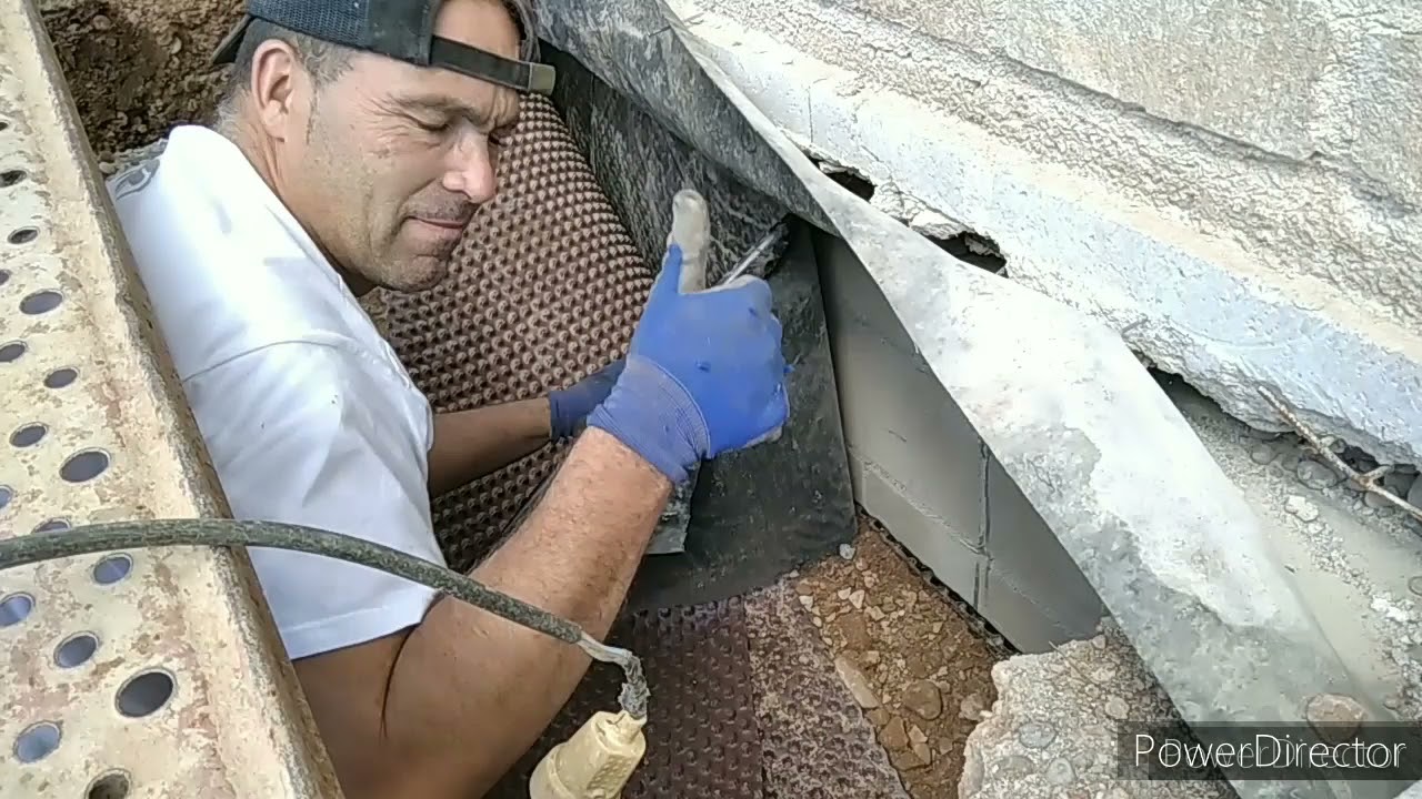 Colocaci&oacute;n de zunchos y ferralla para cimientos