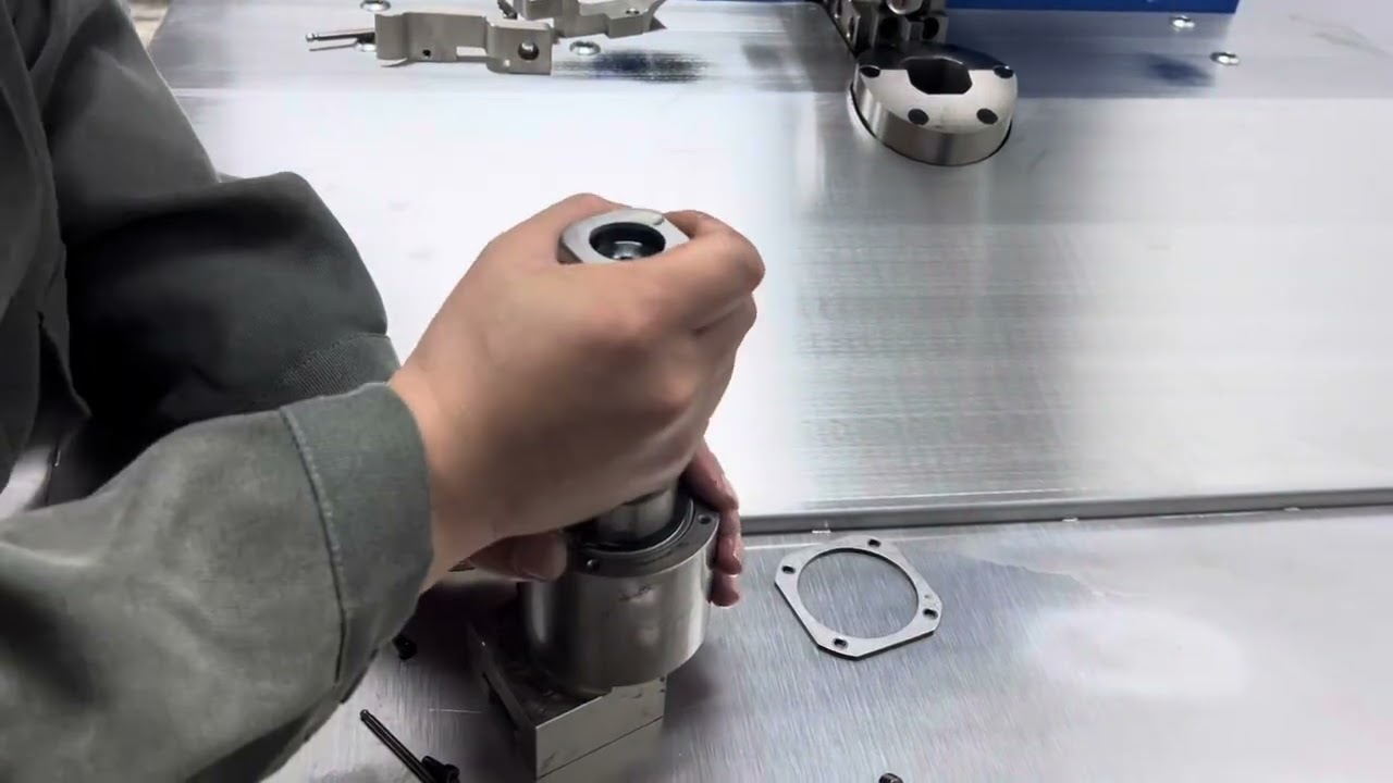 How we change the toolings for flat auto bender machines? Watch this demo #boxmaker #diemaker 