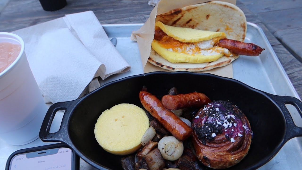 Rope Dropping Star Wars Galaxy's Edge At Disney's Hollywood Studios For Breakfast! | Review & More!