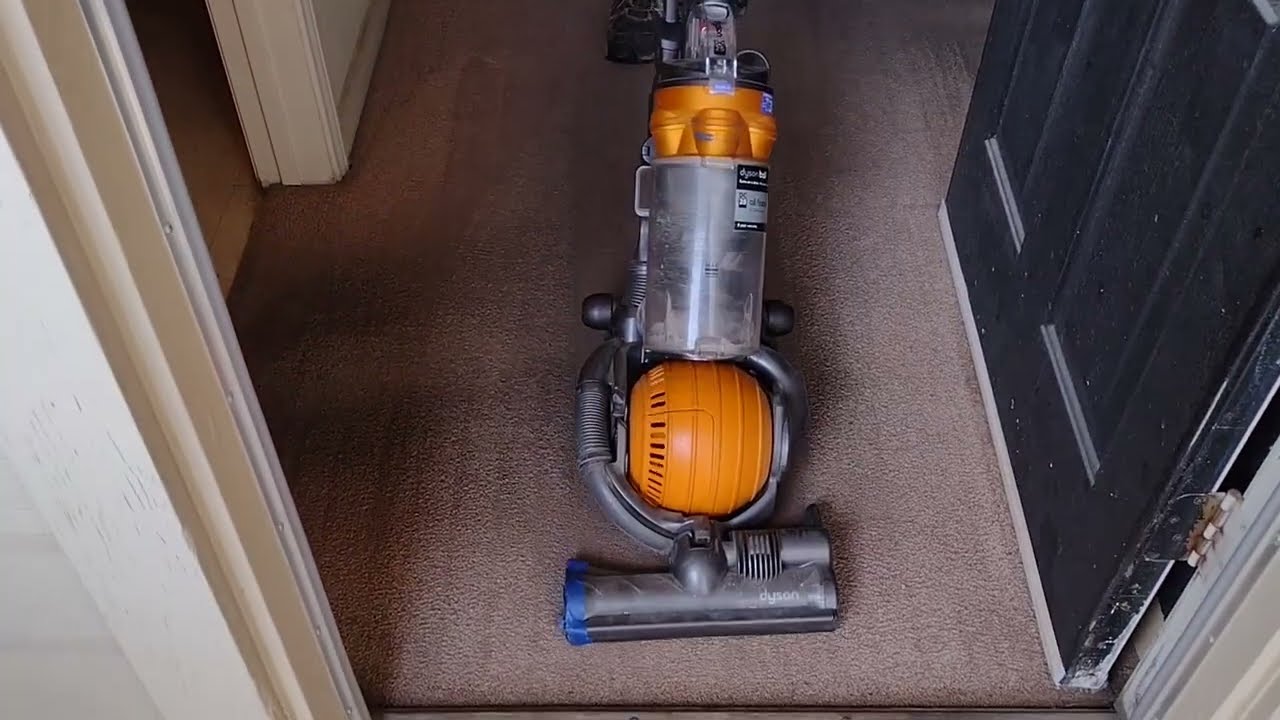 Dyson DC25...Short Vacuum Video...