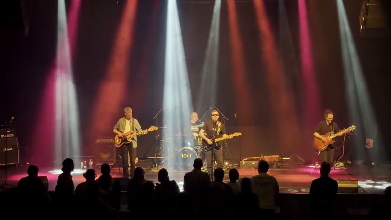 Määnsidi plays Oasis - Roll With It (live Logomo Teatro 27.12.2025)