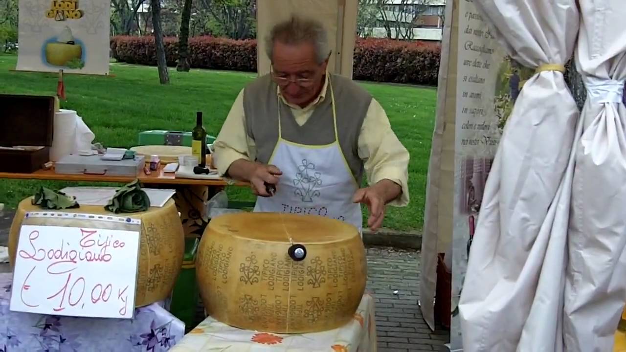 taglio artigianale di una forma di tipico lodigiano.MOV