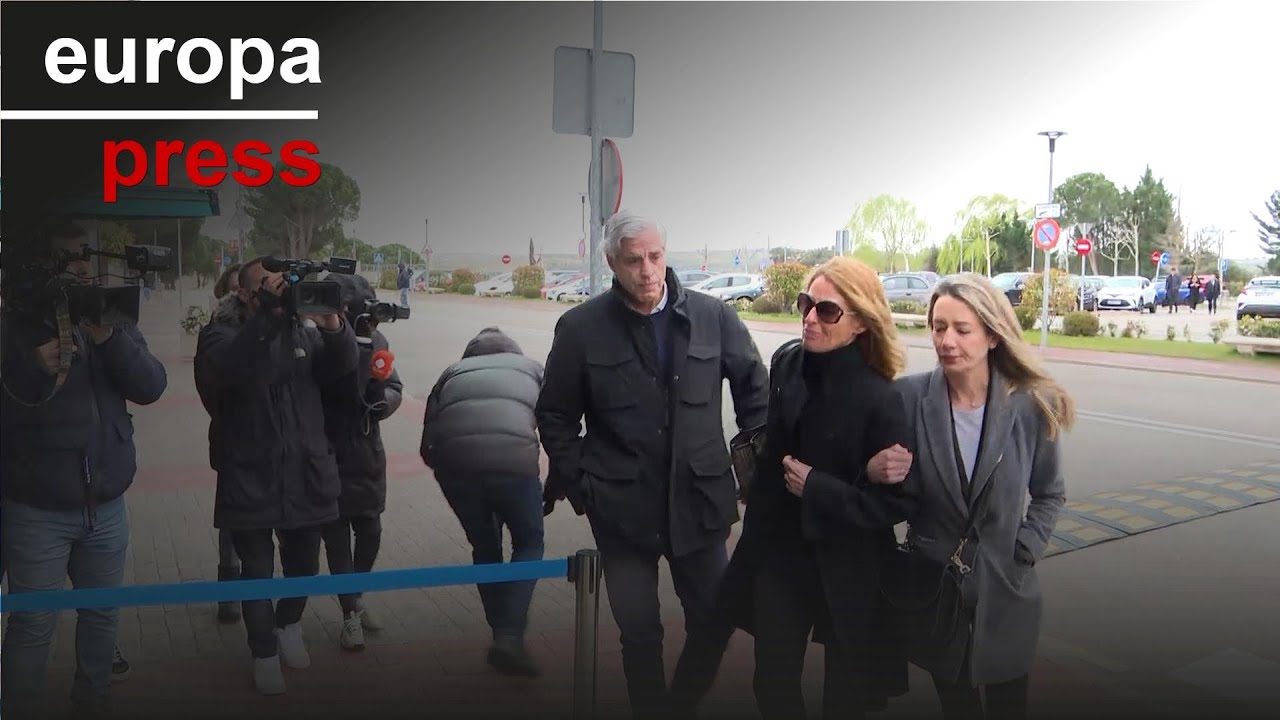 Familiares y amigos acuden al tanatorio de Fernando Gómez-Acebo para darle su último adiós
