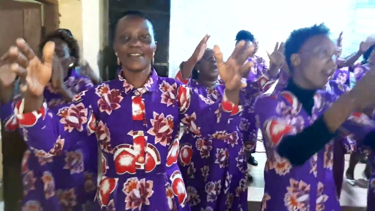 Kwaya WWK wakihudumu kwenye siku ya Maadhimisho ya sikukuu yao kanisa la TAG JRT Katesh.