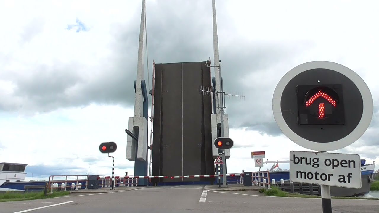 Brugopening Meerkerksebrug Meerkerk Ophaalbrug Drawbridge/ Pont-levis/ Klappbrücke