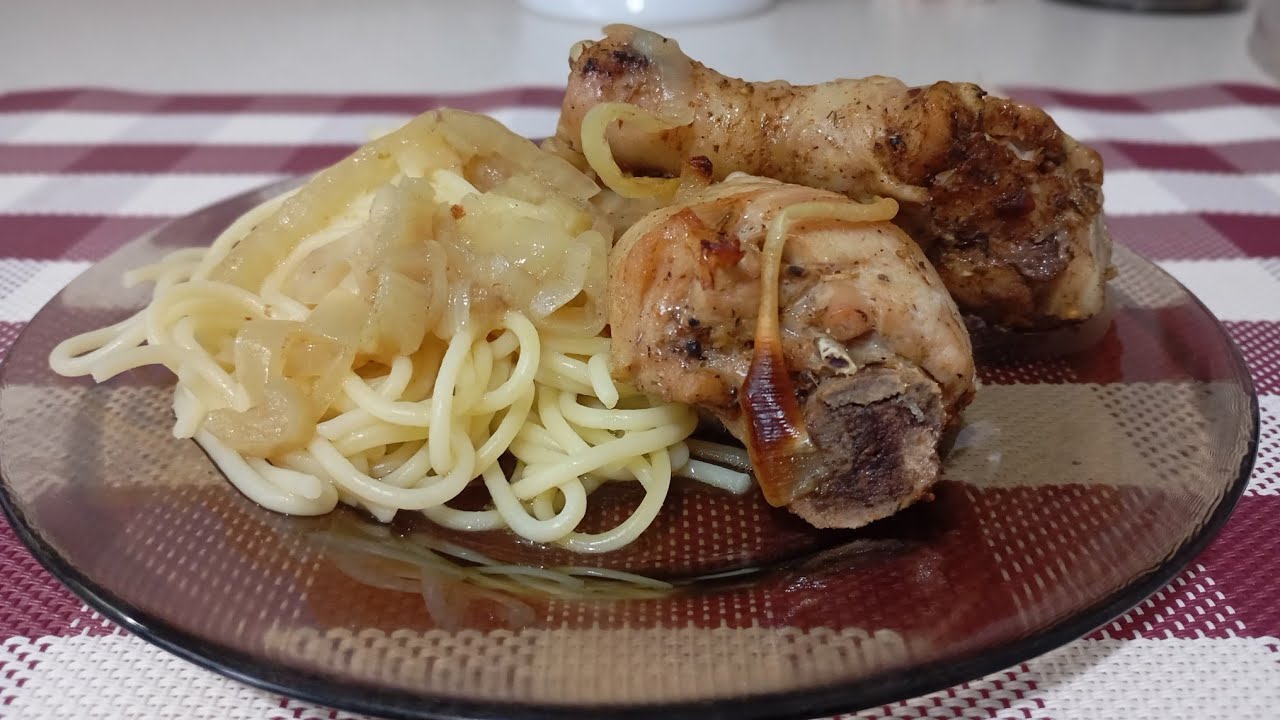 Куриные ГОЛЕНИ тушеные с репчатым  луком. 