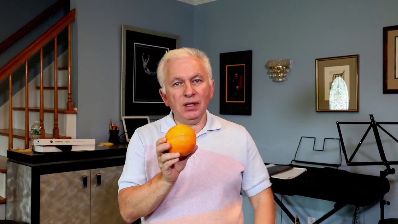 Правильное положение пальцев на кларнете.