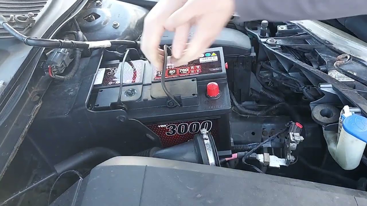 Mondeo mk4 nowy akumulator, niemy film o naprawianiu.