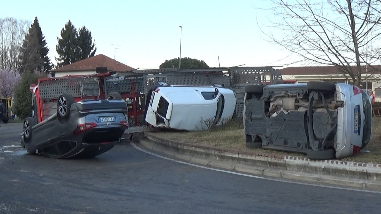 BISARCA CON 6 AUTO SI RIBALTA A VERGIATE ARRIVO AUTOGRU'+PARTENZA ANAS IN SIRENA+RECUPERO