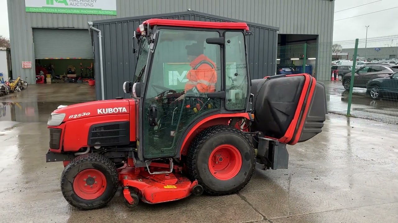 UNRESERVED 2012 Kubota B2530 Hydrostatic Compact Tractor c/w Mid Mounted Deck & Kubota GCD600 Blower