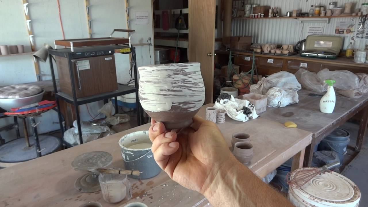 SIMON LEACH POTTERY TV - Adding white slip (hakeme)