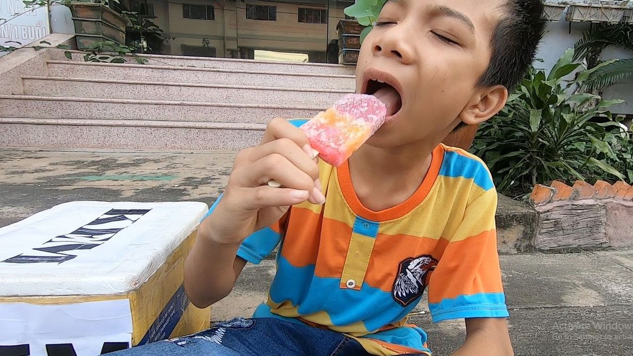 Trò Chơi Bán Kem - Anh Cảnh Sát Tốt Bụng Giúp Đỡ Cậu Bé Bán Kem Hài Hước! Thầy Thái Vlog