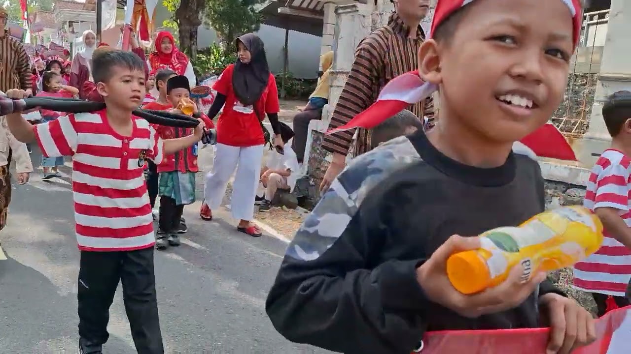 Kontingen SD Negeri 1 Gumelem Kulon pada Karnaval 17 an