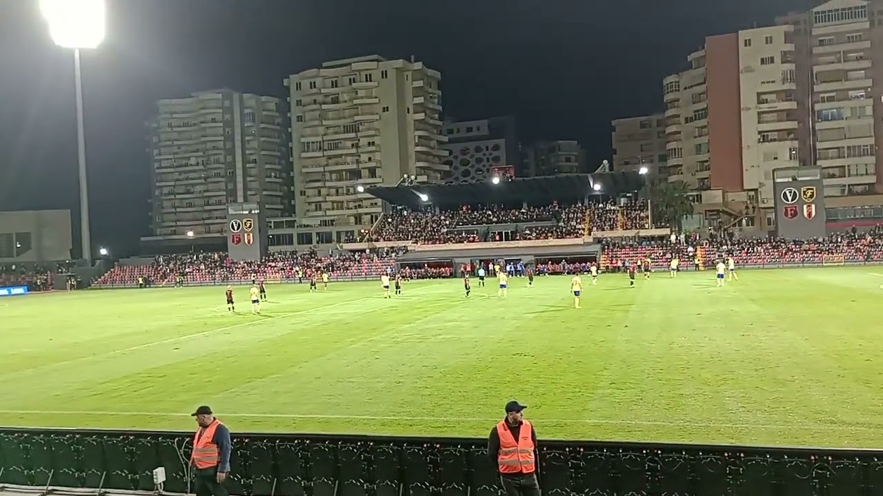 Çmenden tifozat e flamurtarit te shara me liber shpie kundrejt elbasanit 🤦🏻 #live #vlore 