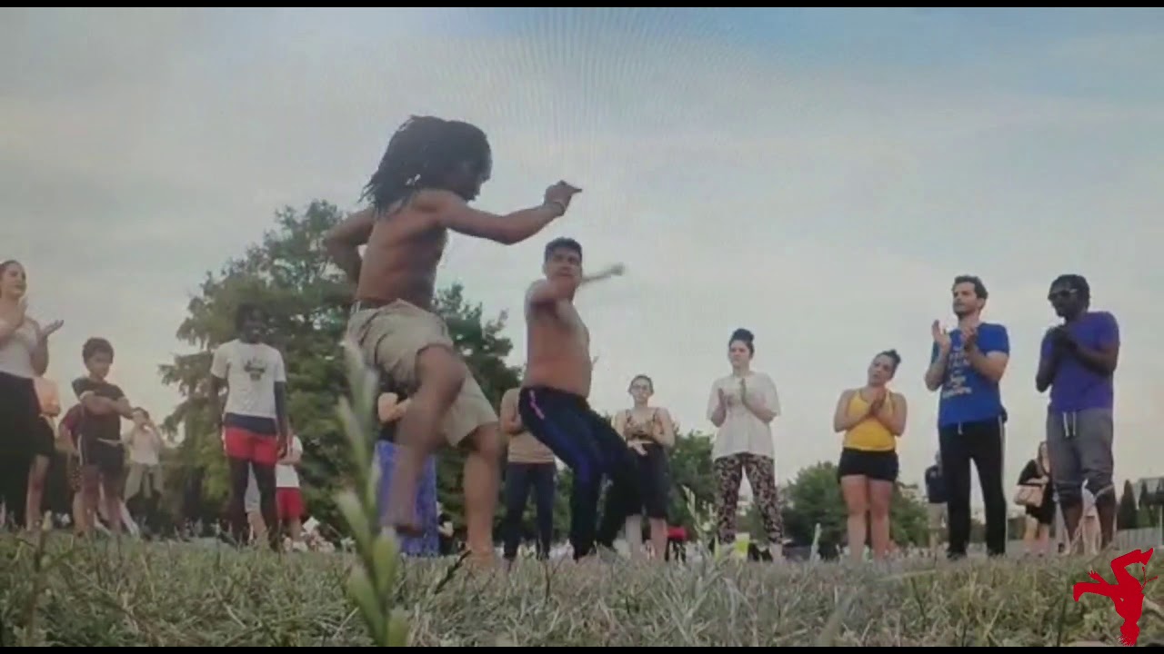 Prof.Bocao jogando na roda de capoeira