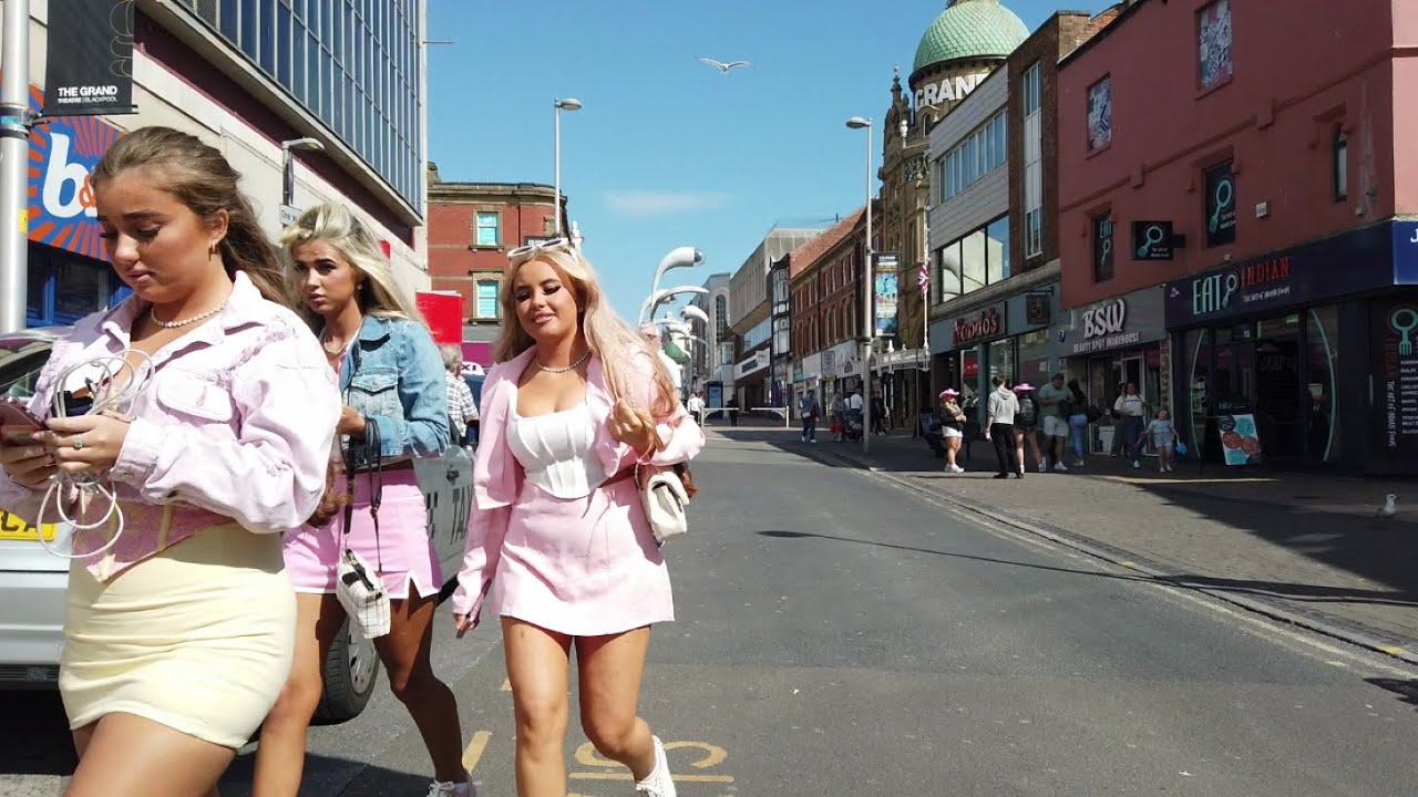 BLACKPOOL easter sunday afternoon  the sights and sounds of blackpool, great weather and is it busy