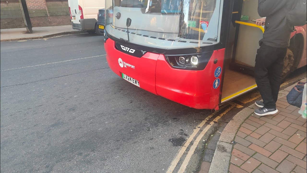 TUK 2024 Wrightbus Electroliner 3085 (LV24 EWY) On The 337 To Clapham Junction, Battersea Rise