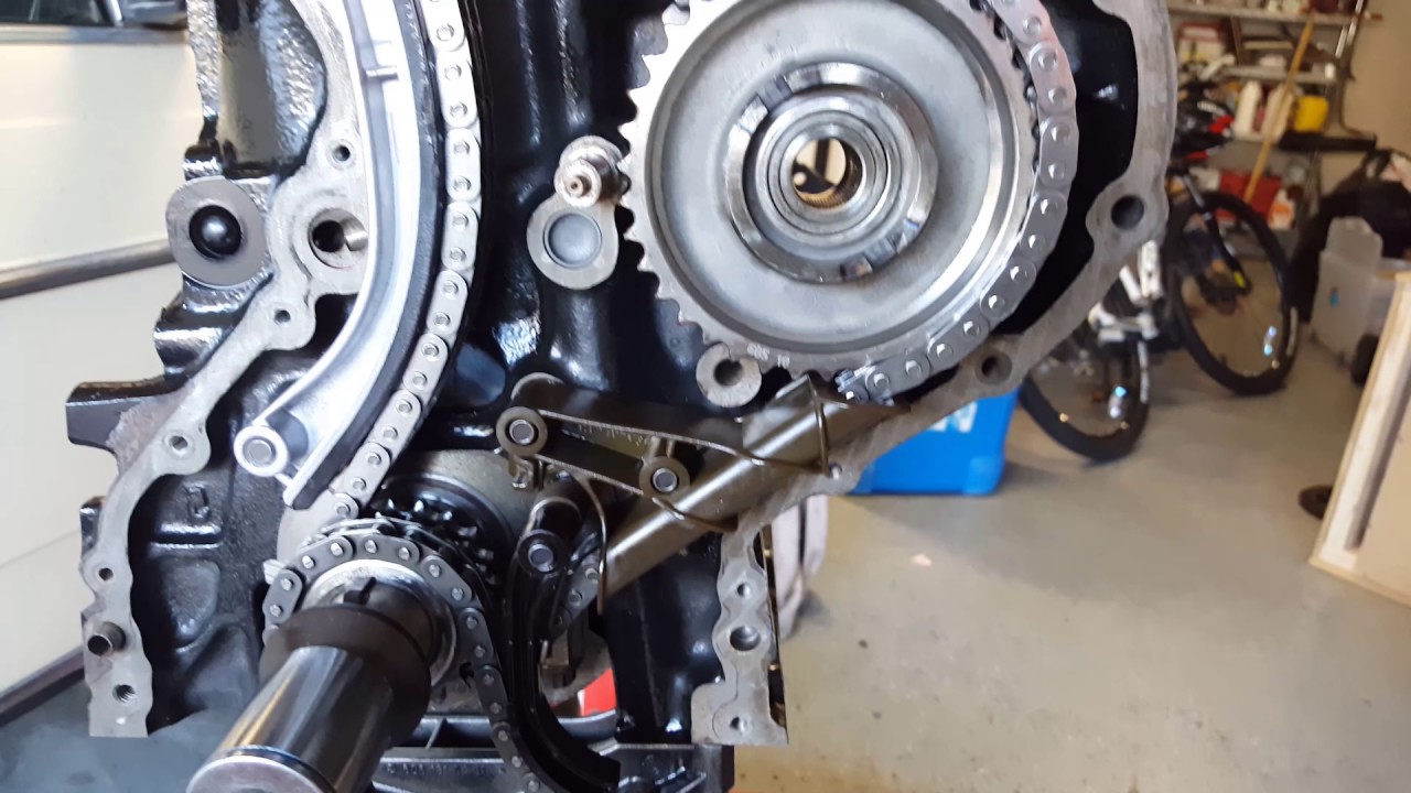 om606 Engine Build - Part 3 - Head and Chain Assemblies