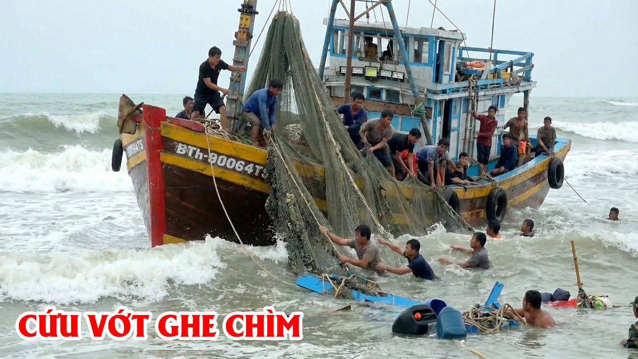 Ghe Lưới Nậu Bị Sóng Cao Nhấn Chìm Tại Cửa Biển Lagi, Cả Làng Dân Biển Kéo Nhau Ra Hỗ Trợ Trục Vớt