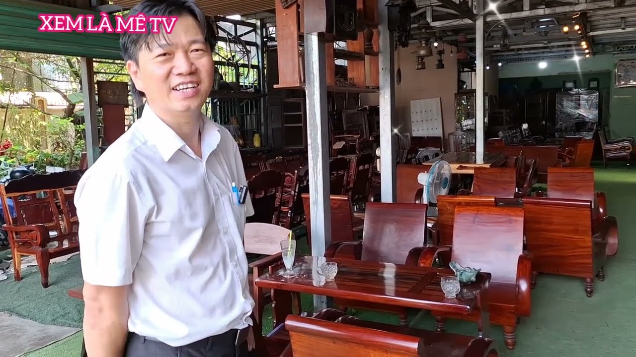 Ông chủ báo giá bàn ghế gỗ cũ xưa đã qua sử dụng, số điện thoại trong phần mô tả.