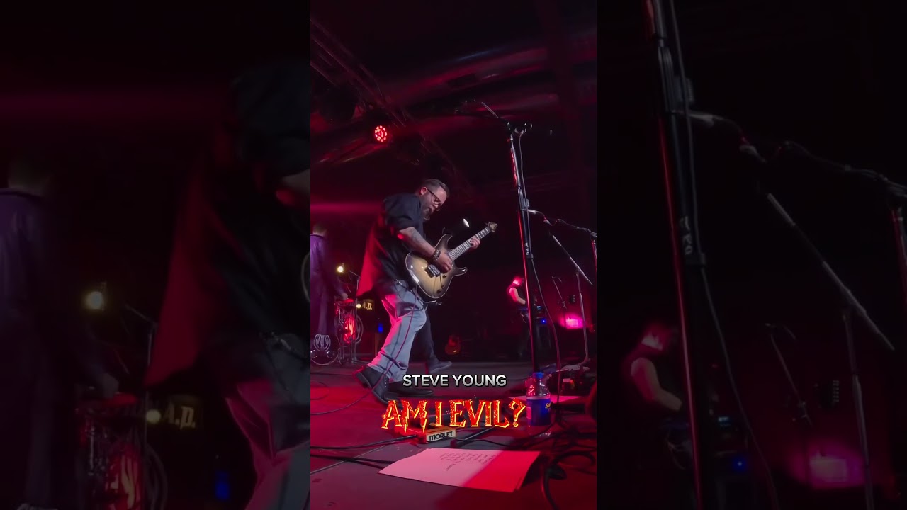 Steve Young unleashes epic solo performance AM I EVIL? #steveyoung #amievil? #diamondhead