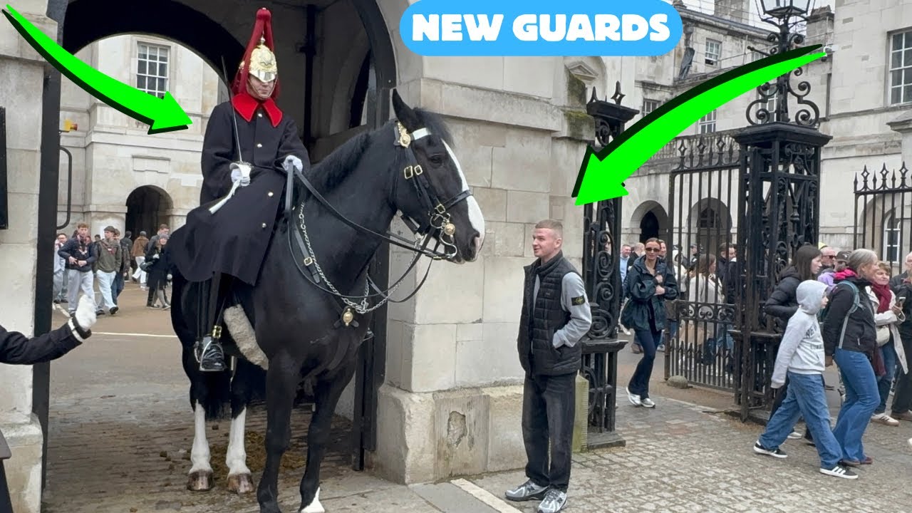 🥹Watching the Guard with a New King’s Guard Lovely Moment 👌