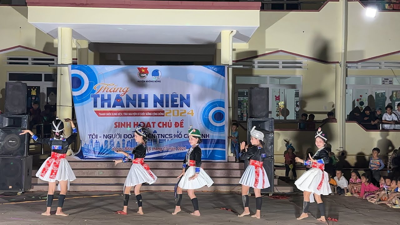 Nuj Nplhaib Thiab Ntxawm - Nkauj Hmoob Ebar Elang Ua Yeeb Yam