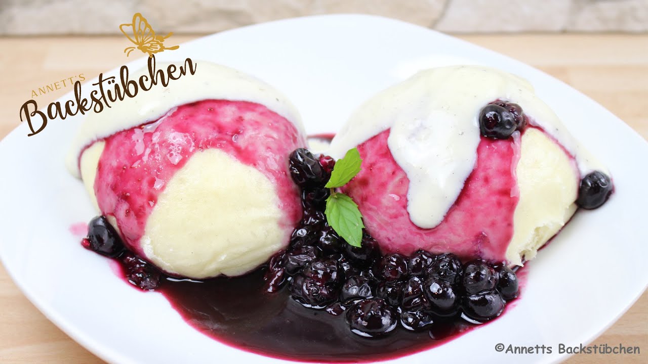 Hefeklöße mit Blaubeeren und Vanillesoße - Hefeteigrezepte