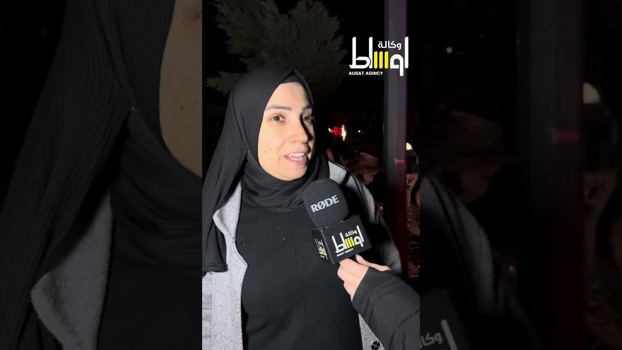 عائلات سورية نازحة تفترش الطريق في نقطة المصنع الحدودية.