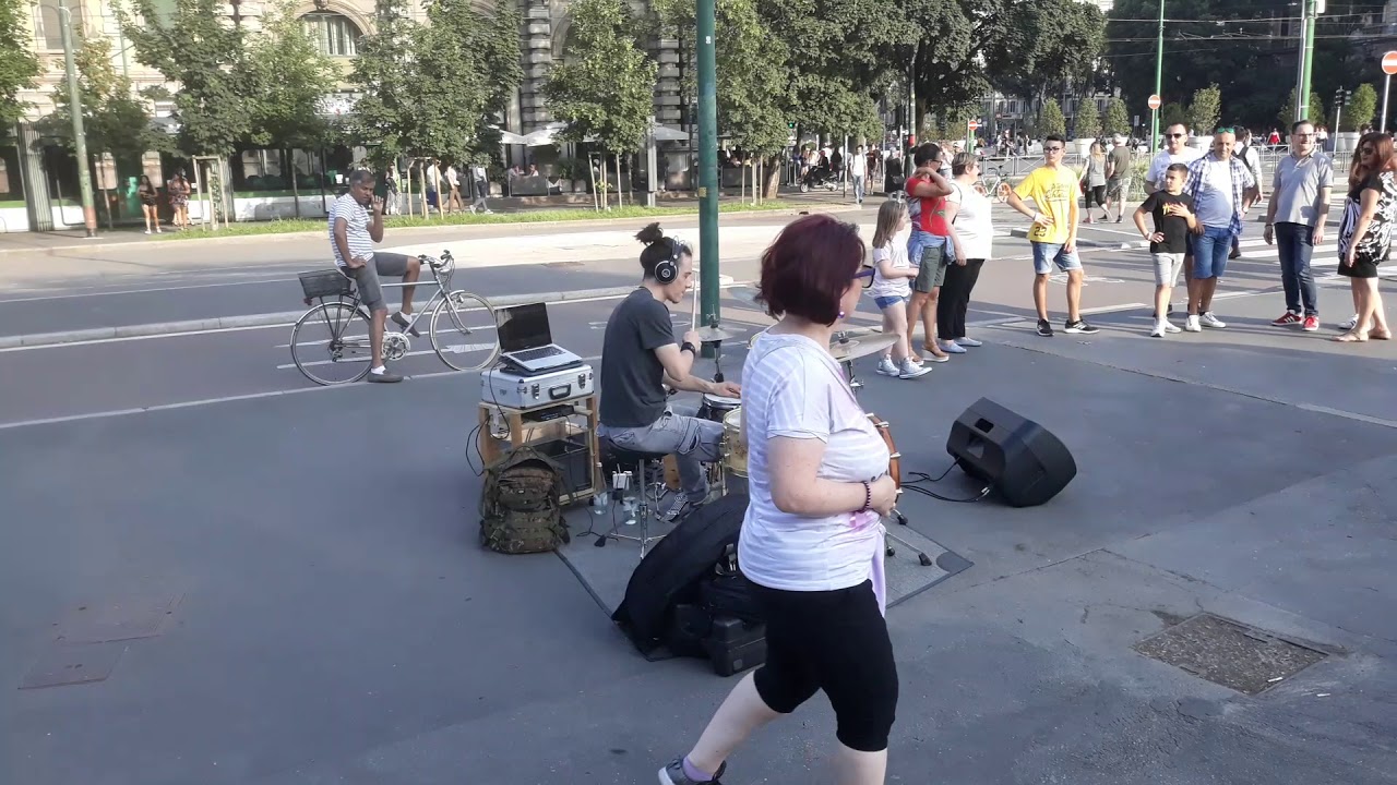 #Milano artista di strada #batteria #percussioni
