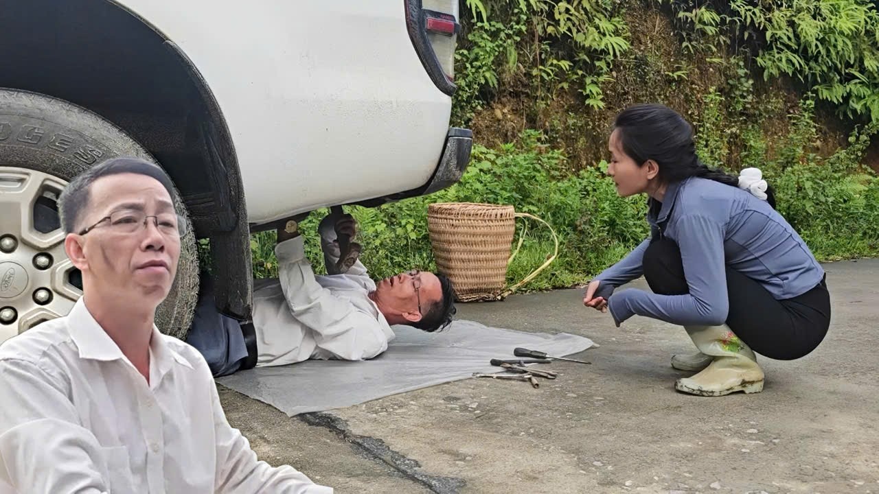 Thoa helped Dũng when he was fixing his vehicle and got dirty.